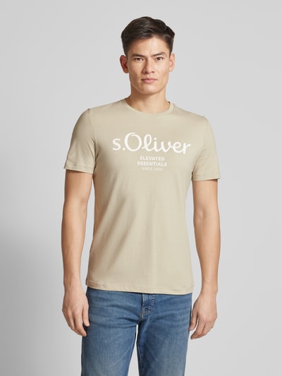 s.Oliver RED LABEL Regular Fit T-Shirt aus reiner Baumwolle mit Statement-Label-Print Beige 4