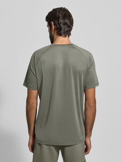 Männermodel trägt Regular Fit T-Shirt mit Flatlock-Nähten Modell 'TEE ACTIVE 1' von BOSS Green, Optik: Unifarben, Ganzkörperansicht Rückansicht. Passform: Regular Fit, Label-Print, Rundhals, Kurzarm, Raglanärmel, leichtes und schnell trocknendes Stretch-Gewebe.