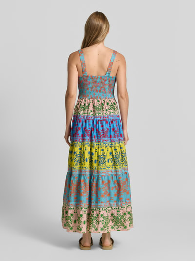 Frauenmodel trägt Midikleid im Allover-Look mit V-Ausschnitt von Apricot in bunten Farben und A-Linie aus reiner Baumwolle, Ganzkörperansicht Rückansicht.