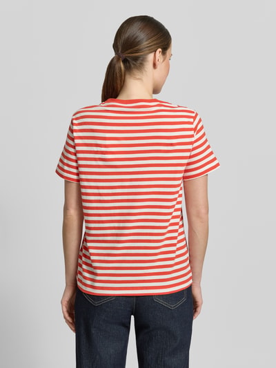 Vrouwenmodel draagt T-shirt met Rundhalsausschnitt und Label-Stitching van Gant, puur katoen, regular fit, ruglengte maat S 56 cm, volledige lichaamsweergave rugaanzicht.