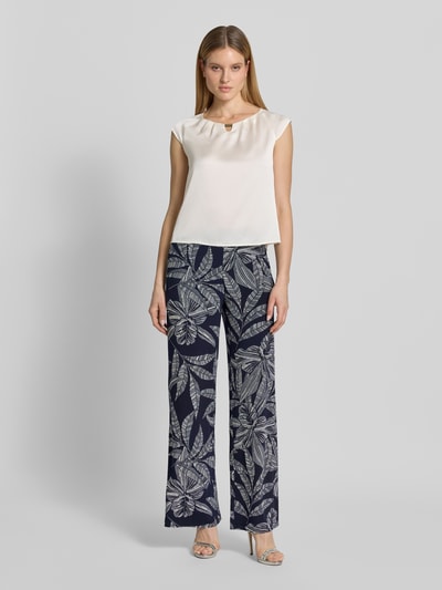 Modelka nosi Hose im Allover-Look mit Eingrifftaschen od Vera Mont, granatowy materiał-mix ze stretchem, wzór liści, szeroka nogawka, szerokość w rozmiarze 36: 39 cm, długość nogawki wewnętrznej w rozmiarze 36: 84 cm, widok całej sylwetki z przodu