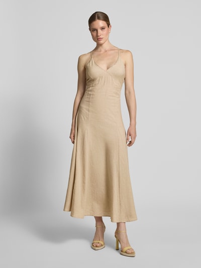 Frauenmodel trägt Regular Fit Leinenkleid mit Viskose-Anteil von Rinascimento in Beige, Maxilänge, Spaghetti-Träger, Ganzkörperansicht von vorne.