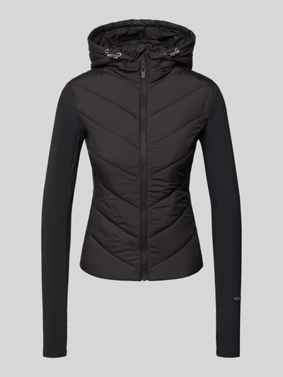 Produktfoto, czarna kurtka pikowana z kapturem, zamek błyskawiczny, Model 'GRAZIA' od GUESS Activewear, krój slim fit, tunel