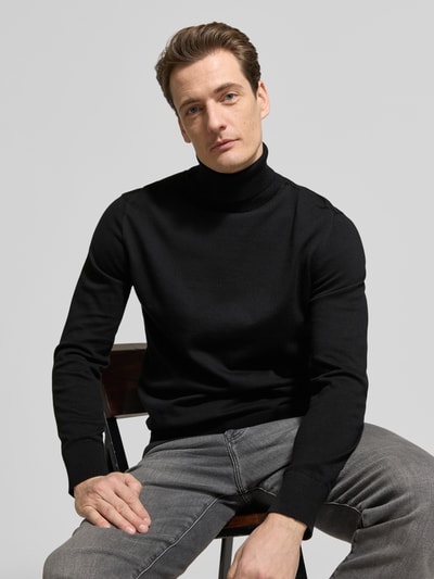 Männermodel trägt Regular Fit Rollkragenpullover aus reiner Baumwolle von Tom Tailor Denim, Optik: Unifarben, Feinstrick, Nahaufnahme Oberkörper.