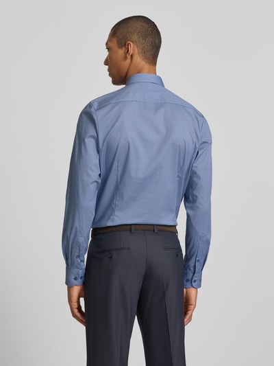 Männermodel trägt Slim Fit Business-Hemd mit haifischkraag van OLYMP Level Five, katoenmix met stretch, all-over look, ruglengte maat 40 80 cm, schouderbreedte 44 cm, mouwlengte 68 cm, donkerblauwe tinten, gladde stof, details achterzijde, volledige rugaanzicht.
