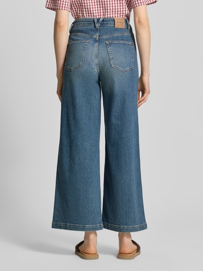Frauenmodel trägt Jeans mit Knopfleiste und AufgesetzteTaschen von MOS MOSH, blau, Baumwoll-Mix mit Stretch-Anteil, Wide-Leg-Pants, Modell 'Colette Remi', Ganzkörperansicht Rückansicht.