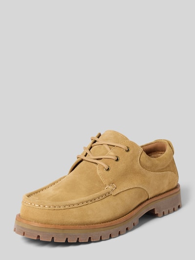 Produktfoto, Schnürschuhe aus echtem Rindsleder Modell 'HOLGER SUEDE' von SELECTED HOMME in beige, unifarben, abgerundete Schuhspitze, Blockabsatz, profilierte Sohle, sichtbare Nähte, glatte Textur, Label Print, Schnürverschluss