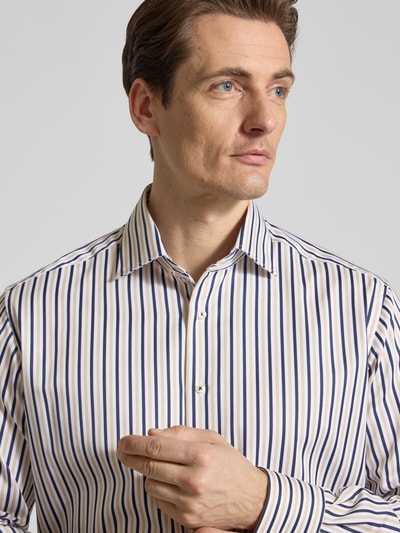 Męski model nosi Regular Fit Business-Hemd mit Kentkragen od ETERNA z bawełny, w paski, kołnierzyk typu kent, listwa guzikowa, sportowe mankiety, długość tyłu 79 cm, szerokość ramion 46 cm, długość rękawów 64 cm, z długim rękawem; zbliżenie na górną część ciała