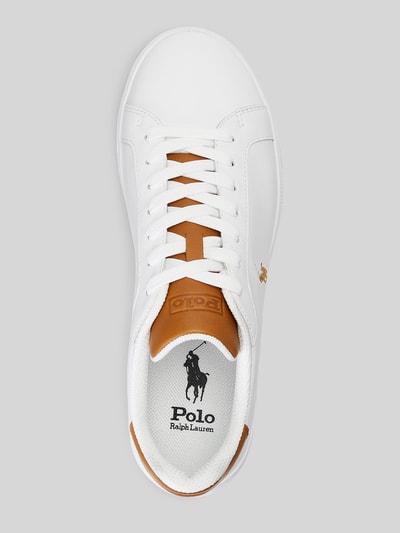 Produktfoto, Low Top Sneaker aus Glattleder von Polo Ralph Lauren in Weiß mit braunen Two Tone Kontrastdetails, Label-Prägung und Logo-Stitching, flache Absatzform, abgerundete Schuhspitze, strukturierte Sohle, echte Lederverarbeitung.
