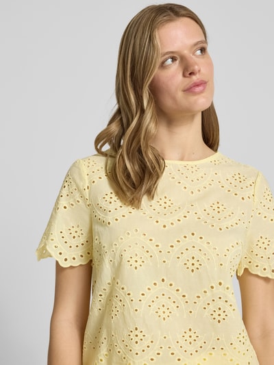 Frauenmodel trägt Regular Fit Blusenshirt aus reiner Baumwolle Modell 'VILDE' von Pieces, unifarben, Popeline, Nahaufnahme Oberkörper.