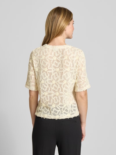 Frauenmodel trägt Regular Fit T-Shirt mit Blumen-Applikation von Jake*s Collection, semitransparente Optik, Rundhalsausschnitt, Rückenlänge 52 cm, Ganzkörperansicht Rückansicht.