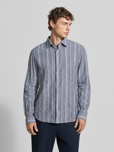 Männermodel trägt Regular Fit Freizeithemd aus Leinen-Baumwoll-Mix mit Kentkragen von MCNEAL, blaues Streifenmuster, Knopfleiste, Ganzkörperansicht von vorne. Rückenlänge bei Größe M 76 cm, Schulterbreite 47 cm, Ärmellänge 67 cm.