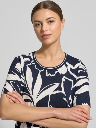 Frauenmodel trägt T-Shirt aus Viskose-Elasthan-Mix im Allover-Look von Betty Barclay, Regular Fit, Rundhalsausschnitt, Nahaufnahme Oberkörper.