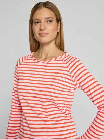 Frauenmodel trägt Longsleeve mit Rundhalsausschnitt von Smith and Soul aus reiner Baumwolle im Allover-Look, Regular-Fit, Nahaufnahme Oberkörper.