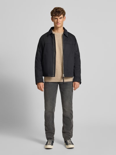 Männermodel trägt Straight Fit Jeans mit Logo-Patch Modell 'Taper' von Levi's®, 5-Pocket-Design, grauer Baumwoll-Mix, Ganzkörperansicht von vorne