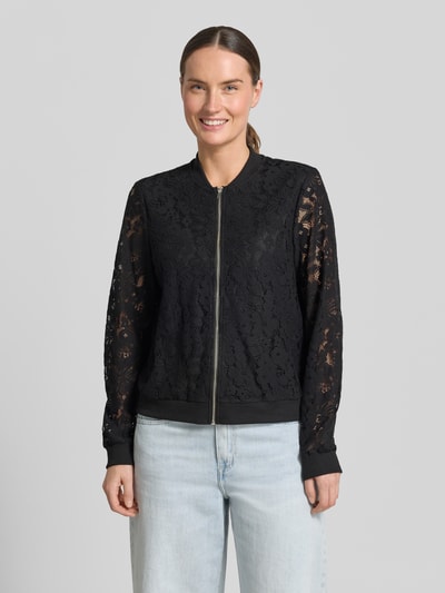 Frauenmodel trägt Regular Fit Blouson aus Baumwoll-Mix Modell 'HONEY' von Vero Moda, Florales-Allover-Muster, Häkel-Optik, Schwarz, Ganzkörperansicht von vorne.