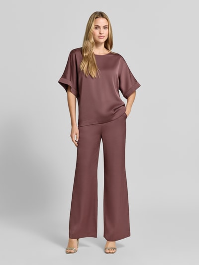 Frauenmodel trägt Straight Fit Hose aus Satin von SWING in Braun, glatte Textur, lockerer Schnitt, Ganzkörperansicht von vorne. Damen Hose, Satin, Hakenverschluss, Reißverschluss, Bundweite 38 cm, Innenbeinlänge 83 cm.