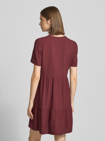 Frauenmodel trägt A-Linie Freizeitkleid aus Viskose-Leinen-Mix Modell 'TIRI-GOA' von Only, Optik: Unifarben, Mini, Ganzkörperansicht Rückansicht.