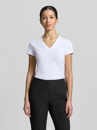Frauenmodel trägt T-Shirt mit V-Ausschnitt und Label-Stitching von Armani Exchange, weiß, Baumwoll-Elasthan-Mix, Regular-Fit, Ganzkörperansicht von vorne