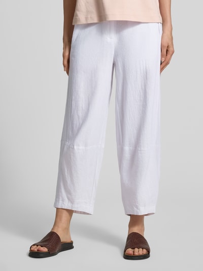 Frauenmodel trägt Stoffhose aus Leinen-Viskose-Mix Modell 'Lava' von FREE/QUENT, weiß, lockerer Schnitt, Nahaufnahme Unterkörper, Damen Relaxed Fit.