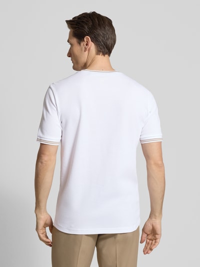 Męski model nosi T-shirt mit Strukturmuster und Rundhalsausschnitt von Christian Berg Men, mieszanka bawełny i elastanu, krój regular fit, biała faktura, długość tyłu w rozmiarze M: 70 cm, widok całej sylwetki z tyłu.