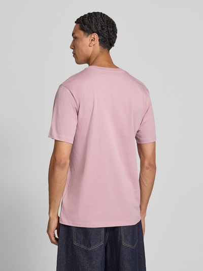Männermodel trägt Regular Fit T-Shirt mit Brusttasche von Carhartt Work In Progress aus Reine Baumwolle, Rückenlänge 71 cm, Ganzkörperansicht Rückansicht.