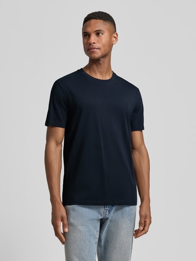 Männermodel trägt dunkelblaues T-Shirt mit Rundhalsausschnitt Modell 'DEN' von CINQUE aus Baumwolle, Regular Fit, Ganzkörperansicht von vorne.