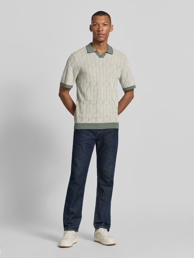 Männermodel trägt Slim Fit Poloshirt in Strick-Optik Modell 'Blake' von Jack & Jones Premium, Reine Baumwolle, Ganzkörperansicht von vorne.