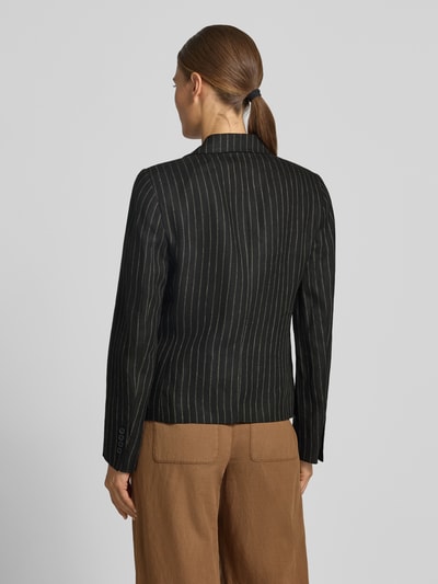 Frauenmodel trägt Regular Fit Longblazer aus Leinen mit Pattentaschen von Lauren Ralph Lauren, schwarzes Nadelstreifenmuster, Ganzkörperansicht Rückansicht.