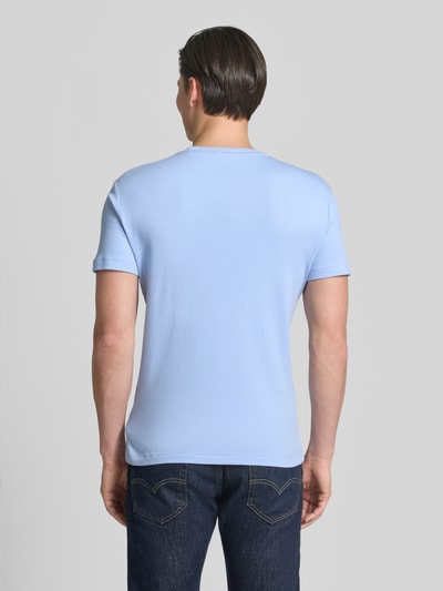 Männermodel trägt Regular Fit T-Shirt aus reiner Baumwolle von Polo Ralph Lauren in Optik: Unifarben mit Kurzarm, Ganzkörperansicht Rückansicht.