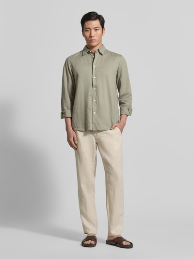 Männermodel trägt Regular Fit Freizeithemd aus Leinen-Baumwoll-Mix Modell 'CLAY LINENBLEND' von SELECTED HOMME, Melange-Optik, Kentkragen, durchgehende Knopfleiste, Rückenpasse, Langarm, 2-Knopf-Manschette, leicht abgerundeter Rumpfabschluss, Flammgarn, Ganzkörperansicht von vorne.