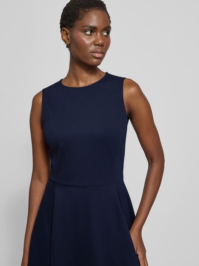 Modelka kobieca nosi granatową sukienkę do kolan z paskiem, okrągły dekolt, fason A-linii, Knielanges Kleid aus Viskose-Mix mit Gürtel Modell 'CHARLEY' von Lauren Ralph Lauren, widok na górną część tułowia z przodu.