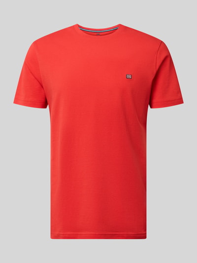 Produktfoto, T-Shirt aus Baumwolle mit Rundhalsausschnitt von Christian Berg Men in Rot, Regular Fit, glatte Textur, Label-Detail auf Brust