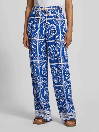 Frauenmodel trägt Weite Hosen aus Leinen-Mix von Tom Tailor in Blau mit weißem floralem Muster, lockere Passform, Nahaufnahme Oberkörper.
