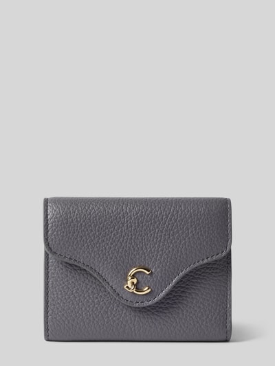 Produktfoto, Portemonnaie mit Label-Detail von Coccinelle in Grau, Strukturmuster, Überschlag mit Druckknopf, Zier-Logo in metallic, für Damen.