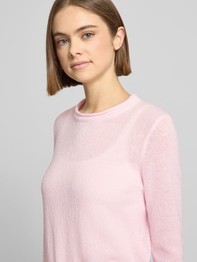 Kobiece model prezentuje różowy Rundhals Pullover mit Tunnelzug od Review, luźny fason, ściągacze, zdjęcie: zbliżenie górnej części ciała.