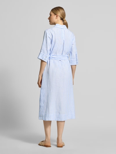 Vrouwenmodel draagt Hemdblusenkleid aus Leinen mit Gürtel van Christian Berg Woman, blauw-witte strepen, midikleed, taillierte fit, achteraanzicht.
