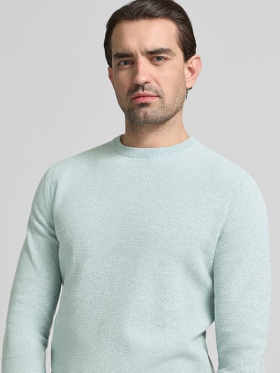 Männermodel trägt Regular Fit Strickpullover aus reiner Baumwolle von Tom Tailor in Melange-Optik, Rundhals, Feinstrick, Nahaufnahme Oberkörper.
