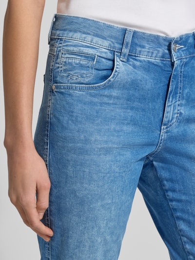 Kobiece model prezentuje Straight Fit Jeans im 5-Pocket-Design Modell 'Darlene' od Angels, mieszanka bawełny, z dodatkiem streczu, skrócony krój, jasnoniebieski denim, detaliczne wykończenia, guzik i zamek błyskawiczny, szerokość w rozmiarze 36/30: 39 cm, długość wewnętrzna nogawki: 68 cm, zbliżenie na górną część spodni