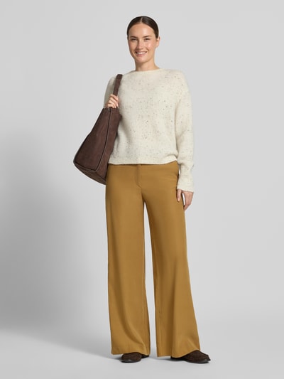 Vrouwenmodel draagt wollen trui van Alpacamix Model 'ALCALI' van Marella, losse pasvorm, ribboorden, crèmekleurig, gerafelde textuur, volledig frontaal.
