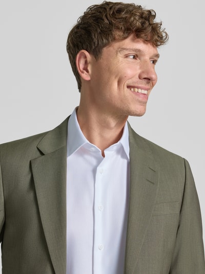 Mannenmodel draagt Slim Fit Business-Hemd met Kentkraag van Christian Berg Men, wit, katoen, lange mouw, slanke pasvorm, voorkant bovenlichaam close-up.