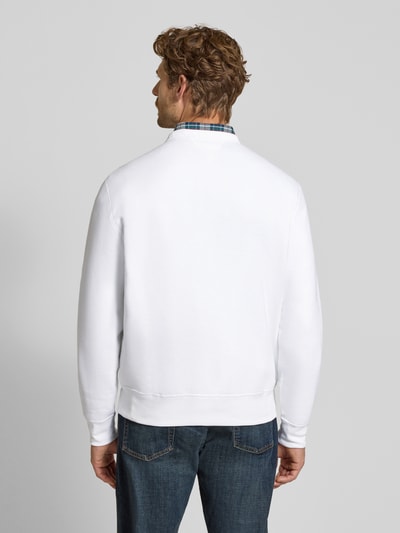 Männermodel trägt Regular Fit Sweatshirt aus Baumwoll-Mix von Polo Ralph Lauren in Weiß mit glatter Textur, Ganzkörperansicht Rückansicht.
