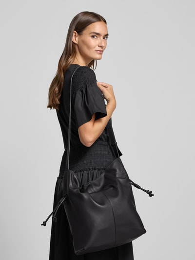Kobiece modelka nosi Henkeltasche aus echtem Rindsleder von Marc O'Polo, czarny kolor, miękka faktura, całe ciało z przodu