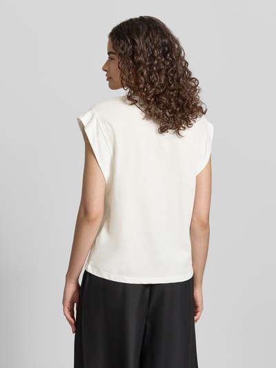Frauenmodel trägt Damen T-Shirt von Only, Modell 'Shelina', Optik: Unifarben, Passform: Regular-Fit, reine Baumwolle, Ganzkörperansicht Rückansicht.