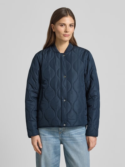 Vrouwenmodel draagt gewatteerd jack met opstaande kraag model 'FENYA 78' van Soyaconcept, regular fit, knoopsluiting, ruglengte maat S 62 cm, schouderbreedte 42 cm, borstwijdte 53 cm, mouwlengte 62 cm, donkerblauw met golvende doorgestikte naden, voorkant, close-up bovenlichaam.