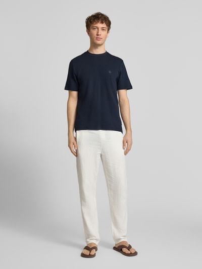 Męski model nosi T-Shirt mit Label-Detail Modell 'FILLIP' od Blend, bawełna, krój regular fit, kolor granatowy, całkowity przód,