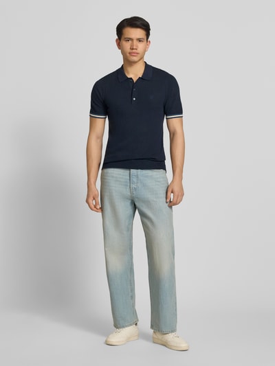Männermodel trägt Slim Fit Poloshirt mit Strukturmuster und Knopfleiste von Superdry in Dunkelblau, Reine Baumwolle, Ganzkörperansicht von vorne. Rückenlänge bei Größe M: 61 cm.