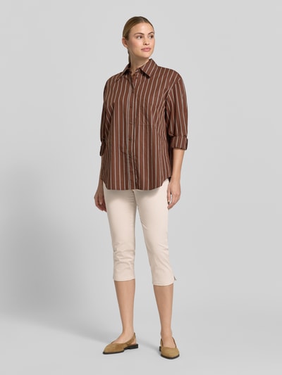 Frauenmodel trägt Skinny Fit Caprihose aus Baumwoll-Mix Modell 'LUCA' von Raphaela By Brax, Optik: Unifarben, Twill, Ganzkörperansicht von vorne.