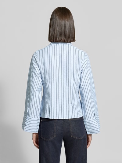 Frauenmodel trägt Relaxed Fit Hemdblusen mit Viskose-Anteil von Neo Noir, hellblau mit dunkelblauen Streifen, strukturierte Baumwoll-Mix Optik, taillierte Passform, Langarm, Hemdblusenkragen, Ganzkörperansicht Rückansicht.