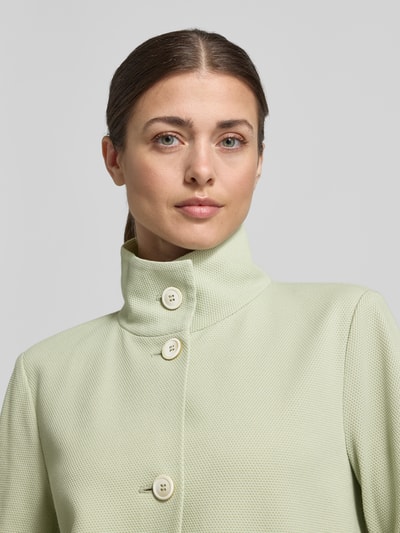 Kobiece modelka nosi Regular Fit Jacke mit Stehkragen od WHITE LABEL, jasna zieleń, tekstura bawełny, guziki, zbliżenie górnej części ciała.